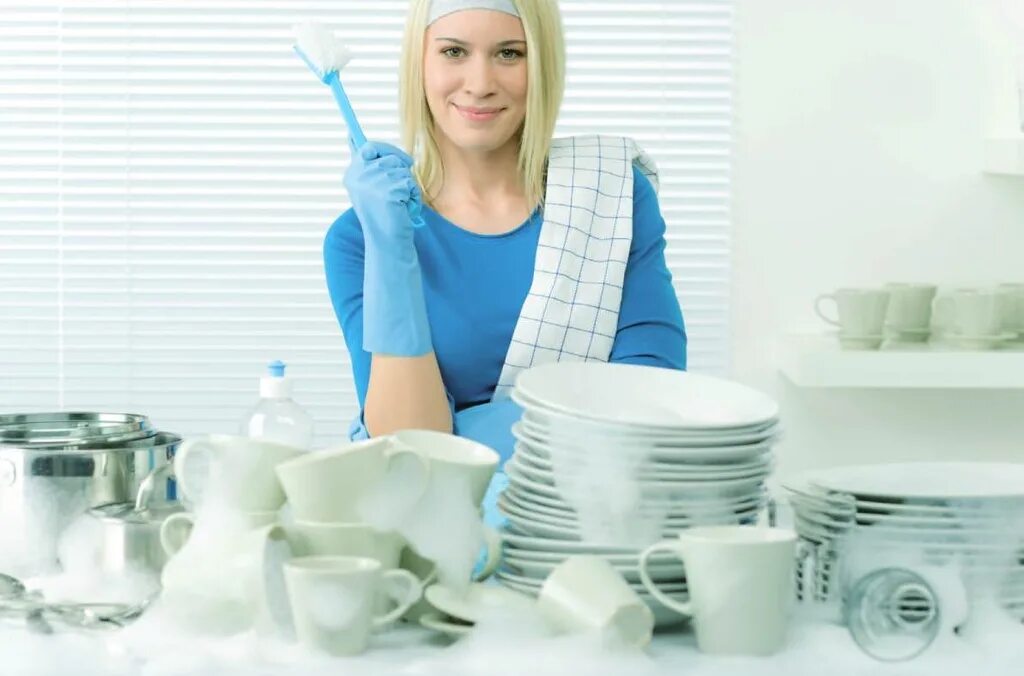 Посуда уборщицы работа. Мойщик посуды - уборщик. Кухонный работник. Кухонный рабочий. Посуда уборщицы работа.