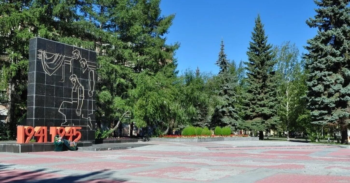 Площадь пятилетки уралмаш. Мемориал уралмашевцам. уралмаш екатеринбург мемориал. мемориал на площади уралмаша. памятник уралмашевцам в екатеринбурге.