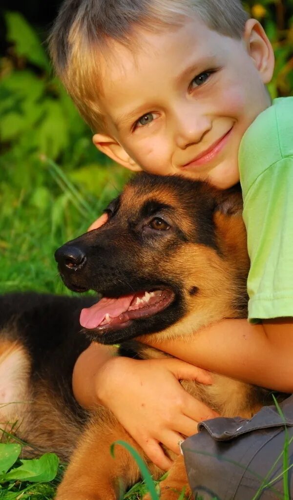 Мальчик с собакой. Немецкая овчарка мальчик. Собака для детей. Овчарка и ребенок.