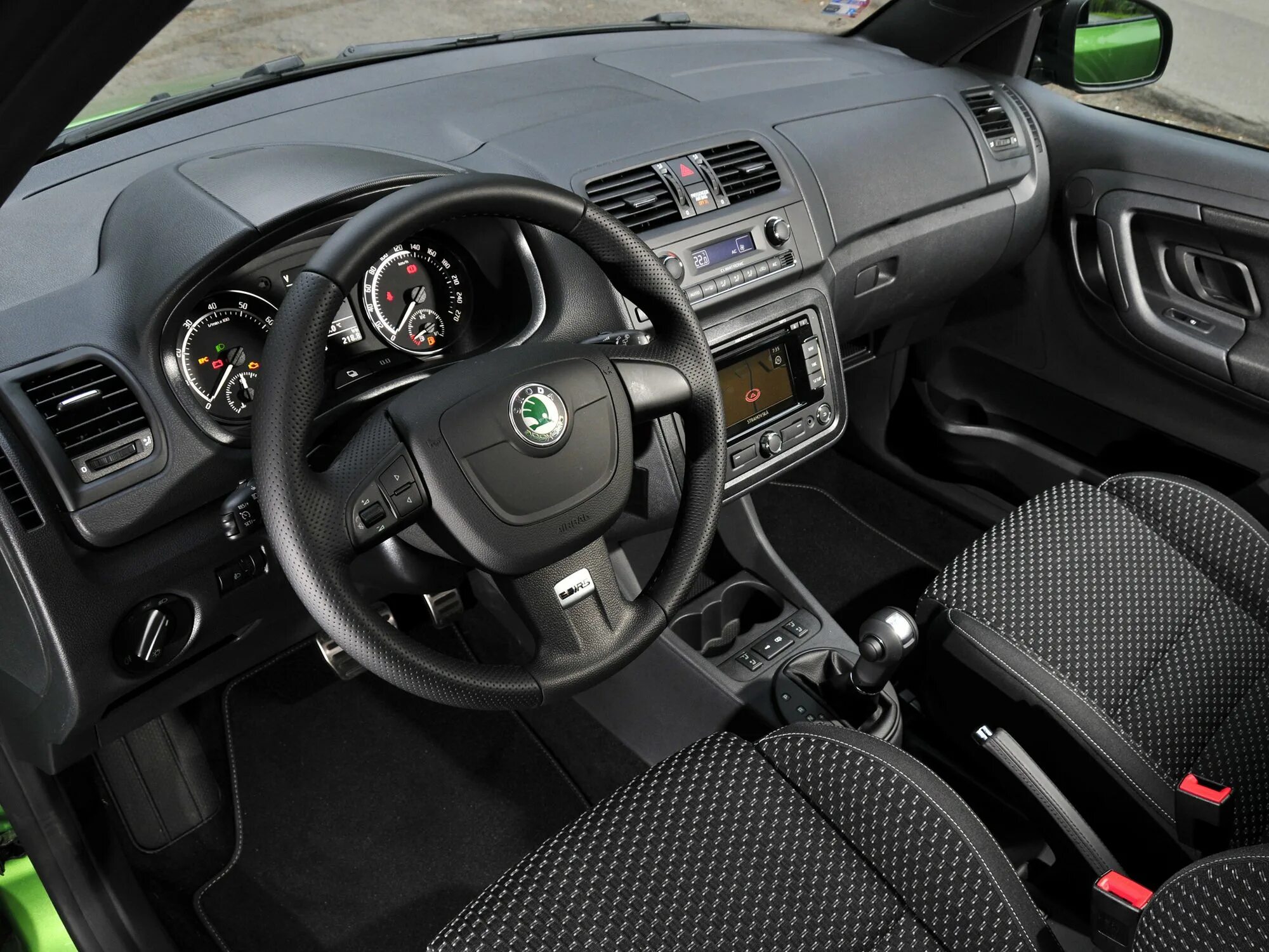 Шкода фабия на механике. Skoda fabia rs 2010. skoda fabia 2 салон. skoda fabia rs5. торпеда шкода фабия 2.