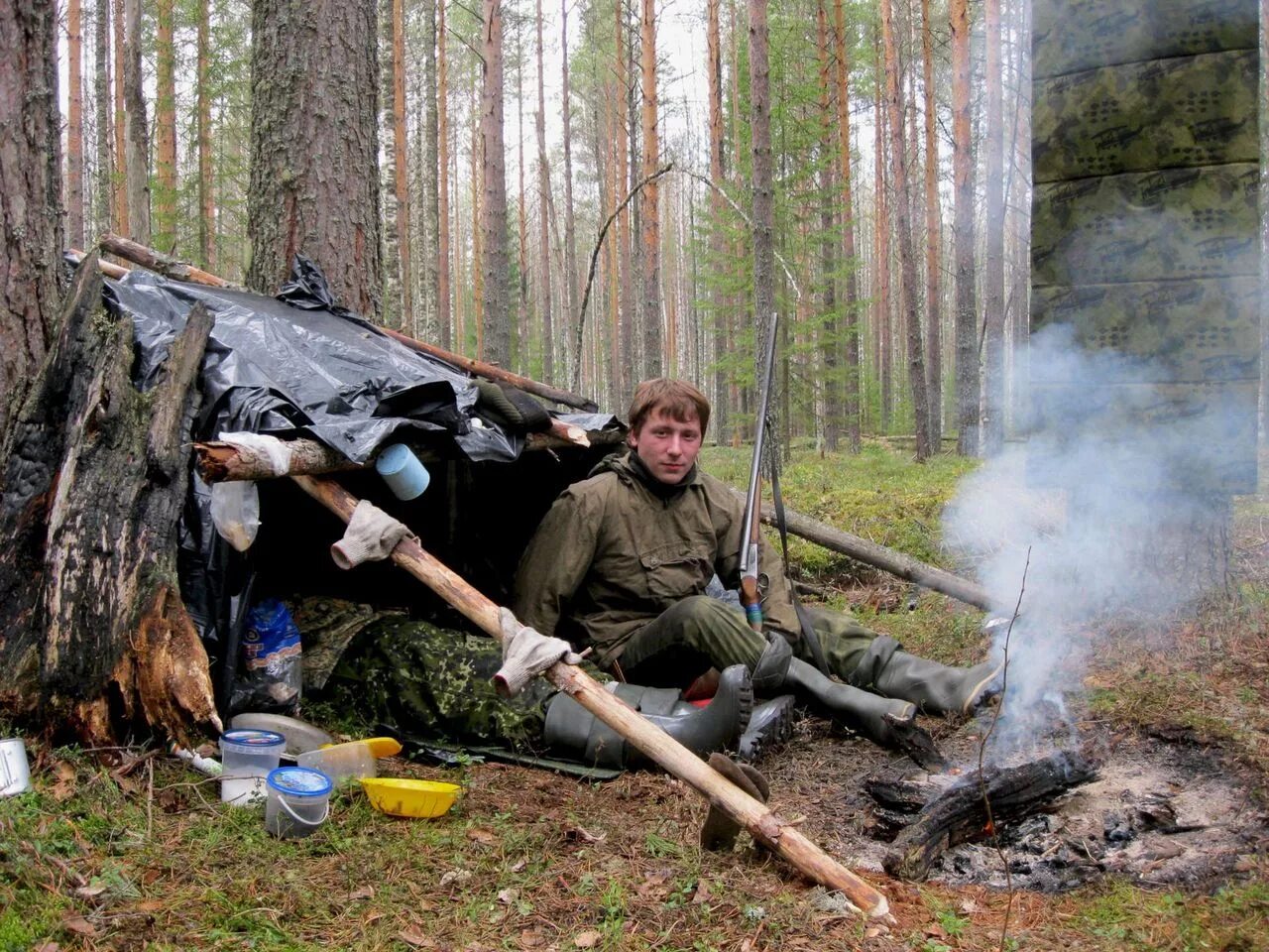 Геологи в тайге. Человек в тайге. Охотничий лагерь в тайге. Привал в тайге. Быт людей в тайге