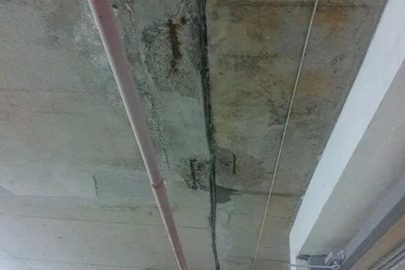 Зачеканка швов плит перекрытия. Заделка швов плит снизу. Русты плит перекрытия. Плиты на потолке неровные. Деф шов в плите перекрытия.