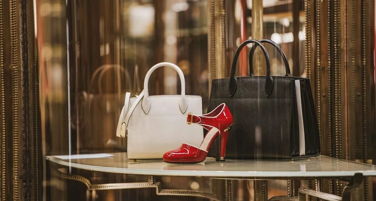 Люксовые брендовые вещи. Товары предметы роскоши. Товары роскоши в экономике. Дорогие брендовые вещи. Предметы роскоши примеры в экономике.