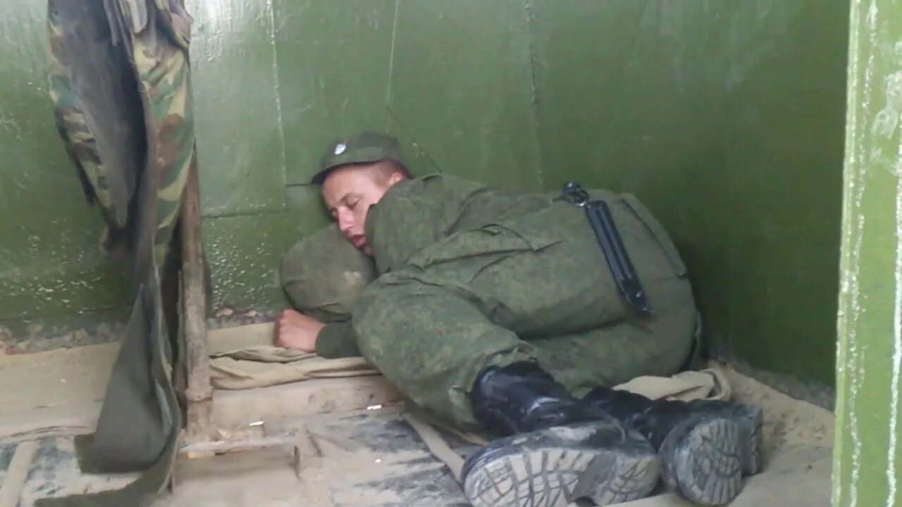 Исполнительный сбор или исполнительский сбор. Пост спи. Исполнительский сбор. Открытка солдат спит а служба идет. Спокойной ночи товарищи.