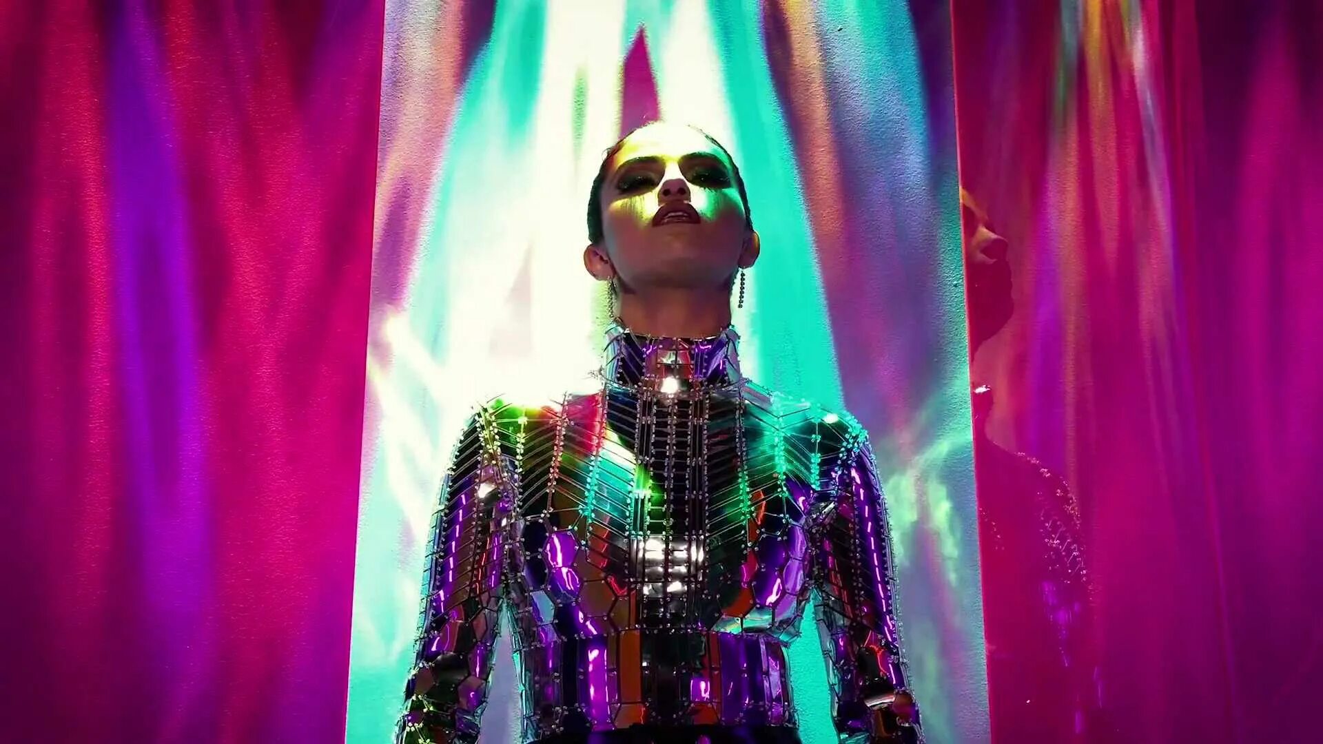 Поставь песню клип про. Клипы 2025 новинки. selena gomez look at her now. певица клипы 2025. клипы 2025 года самые новые.