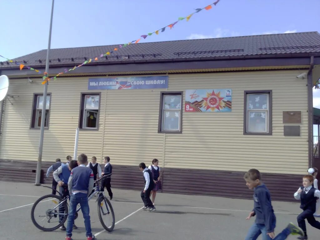 Школа 52 тюмень казарово. Тюмень микрорайон казарово. Казарова школа. Бывшая вечерняя школа балашиха. Школа 52 тюмень казарово директор.