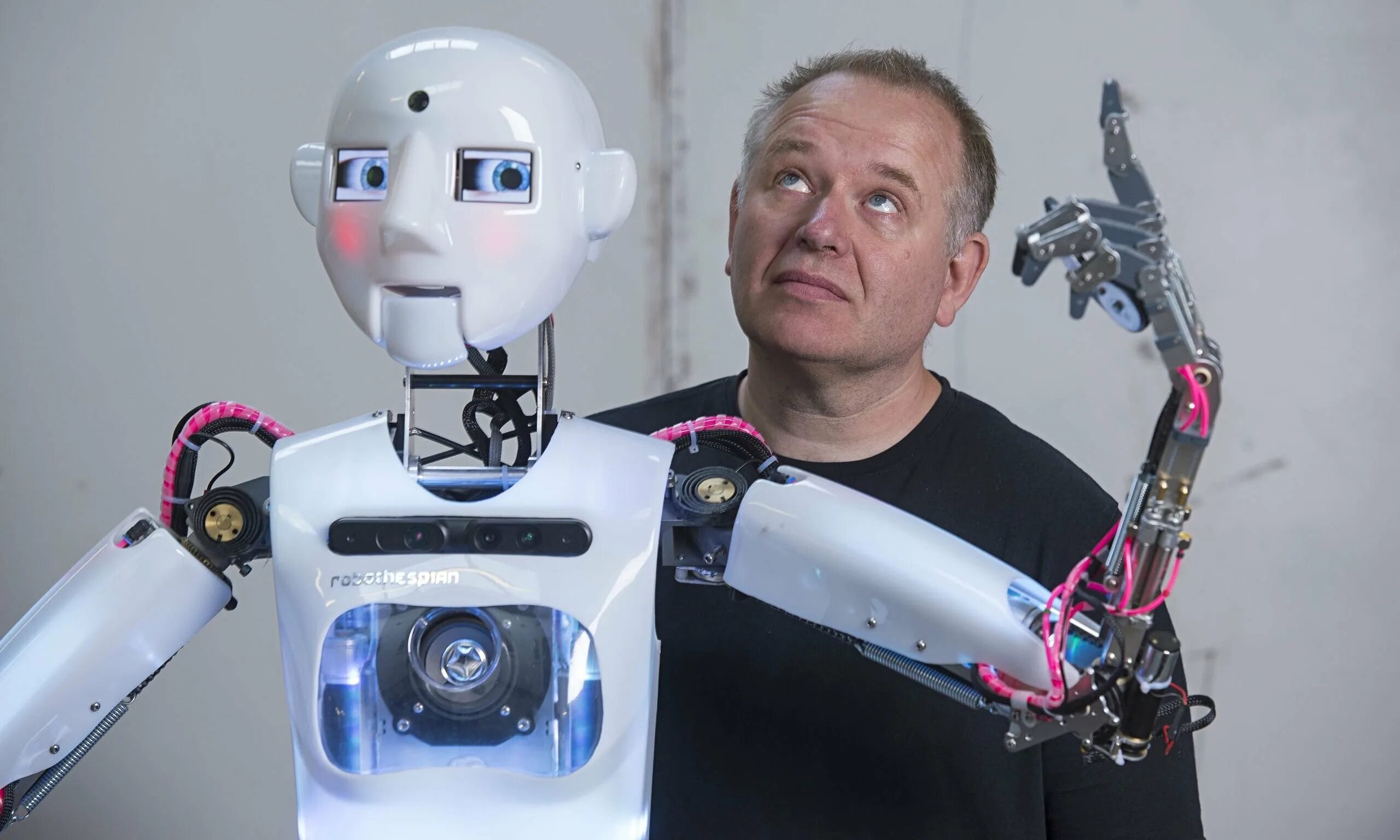 Современные роботы. Робот с искусственным интеллектом. Робот настоящий. Продвинутый робот