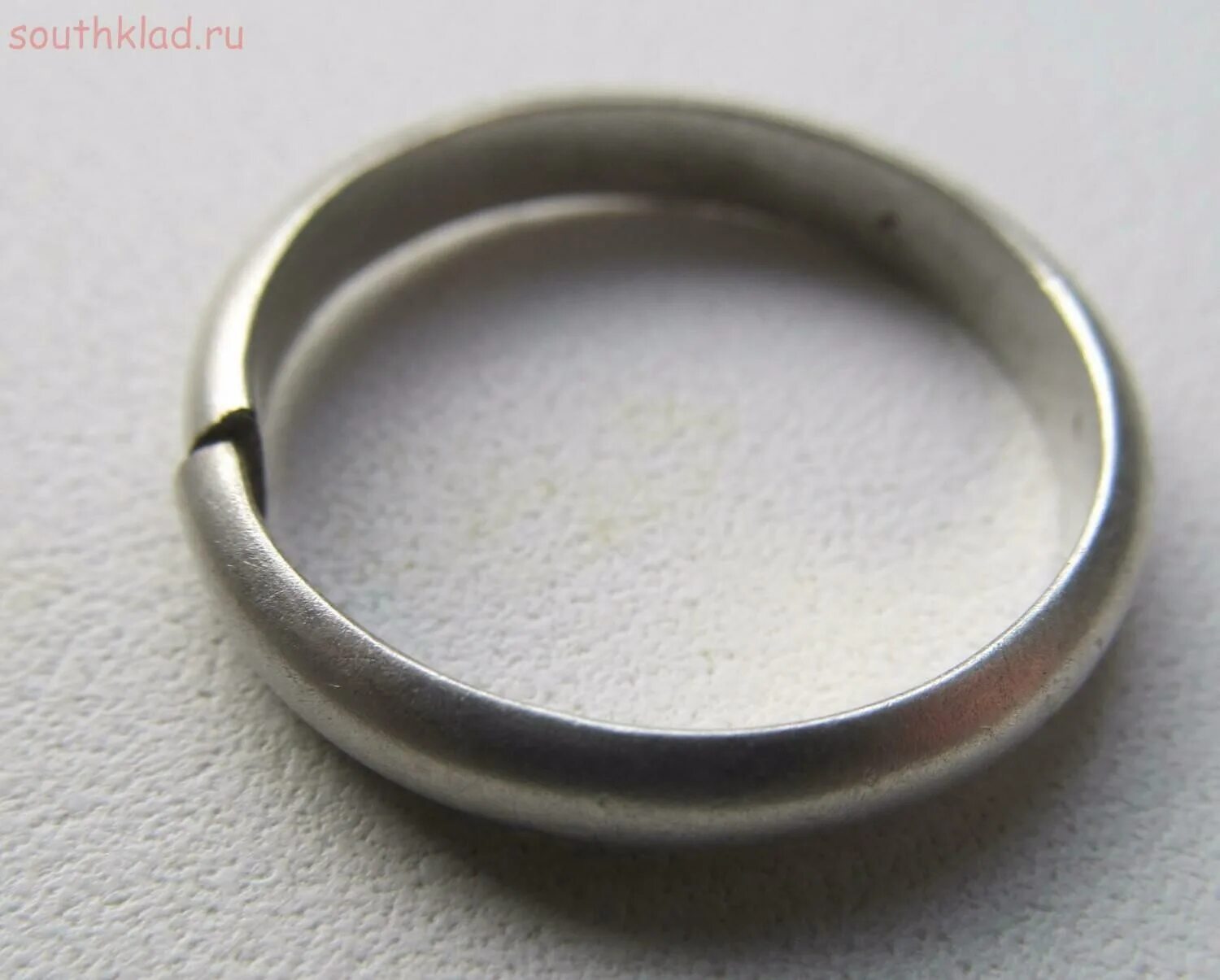 Сломанное серебряное кольцо. Лопнуло кольцо. Поломанное кольцо. Починить серебряное кольцо.