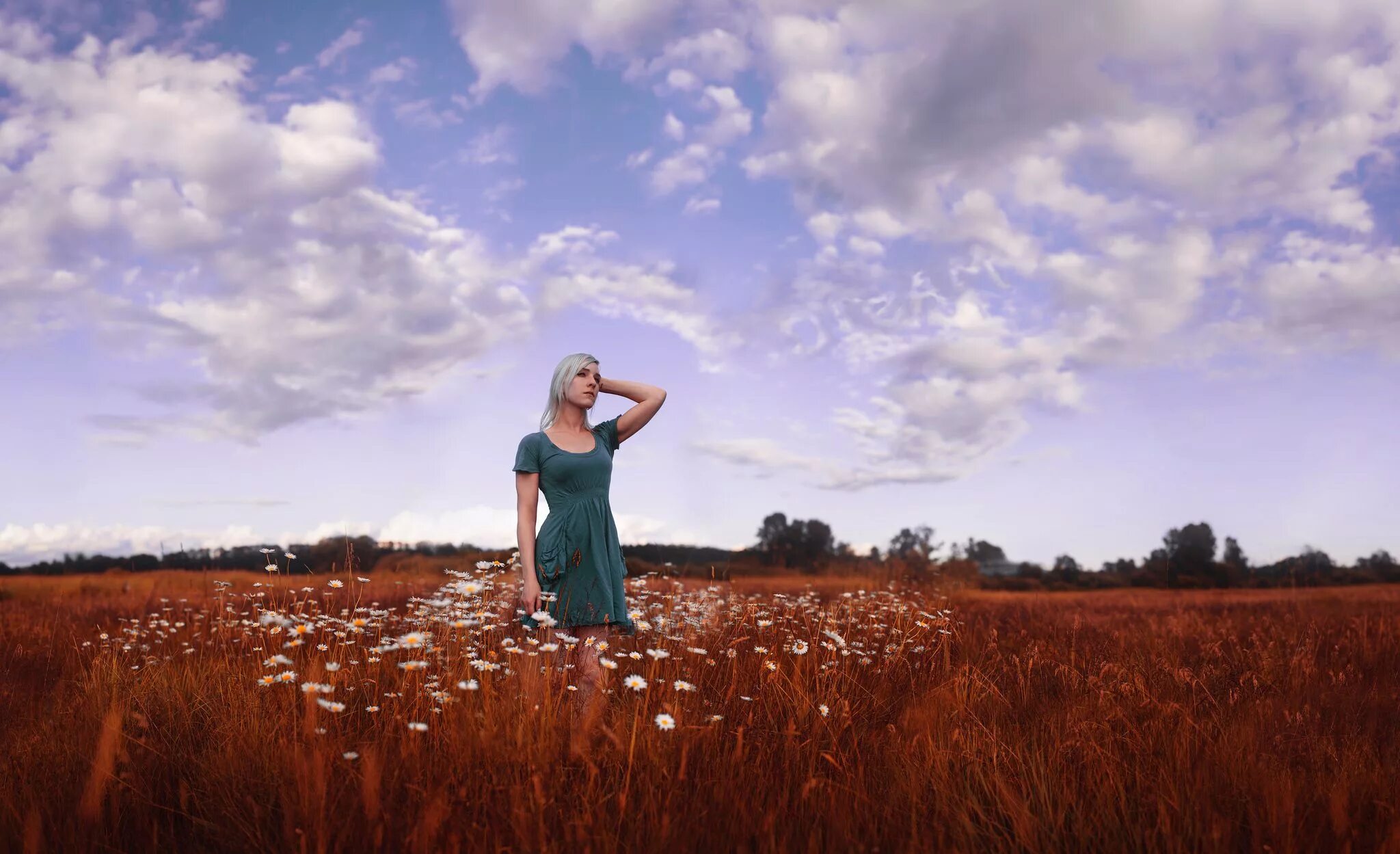 Девушка в поле. Фотосессия в поле. Девушка и небо. Женщина на природе.