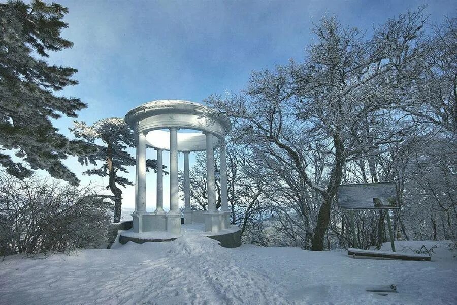 Серебряная беседка. Серебряная беседка на ай-Петри. Серебряная беседка Ялта ай Петри. Гора ай Петри серебряная беседка. Беседка ай-Петри Ялта.