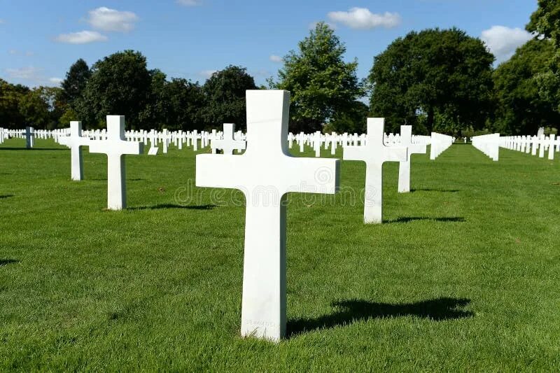 Белый крест на кладбище. Кладбище белых крестов. Белый крест на американском кладбище. Франция кладбище с белыми крестами.