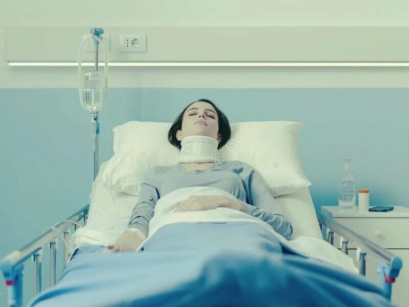 Болит горло наркоз. Девушка в больничной палате. Пациент под капельницей.