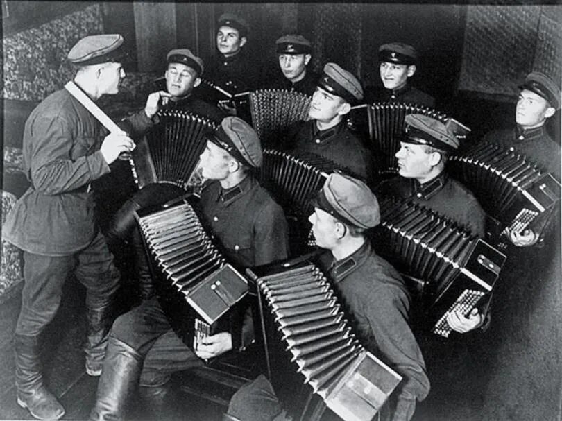 Оркестр во время войны. Оркестр аккордеонов 1937г.. Баян 1930е. Военный с гармошкой. Баянист на войне.