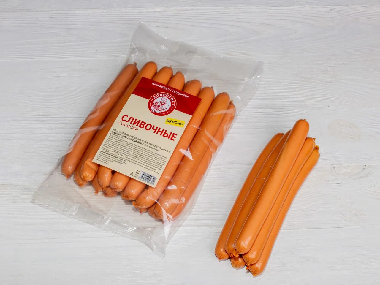 Сардельки добрый продукт. Выкладка колбасы. Сосиски алексеевские. Сосиски мясные. Сардельки в магните.