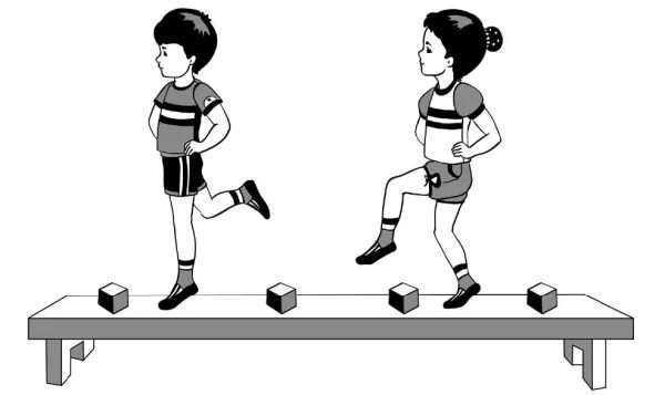 Упражнение ходьба по скамейке. Ходьба с перешагиванием через предметы. Ходьба по гимнастической скамейке перешагивание через кубики. Ходьба по скамейке приставным шагом. Подвижные игры лазание