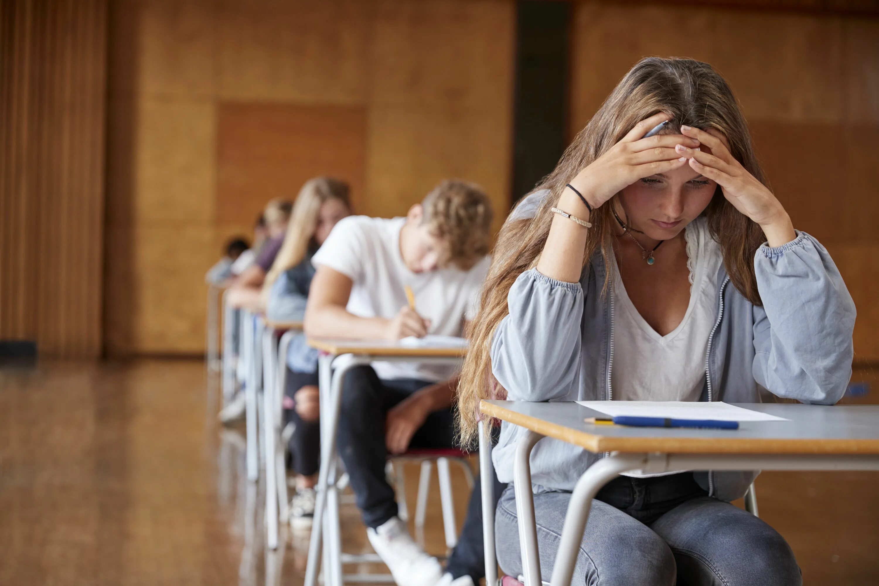 Students feel the. Стресс на экзамене. Стресс у студентов. Стресс на учебе. Тревожность в школе.