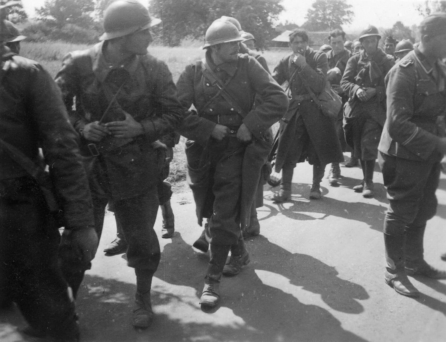 Пленные французские солдаты 1940. Французские пленные 1940 года. Французские колониальные войска 1940. Французские военнопленные во второй мировой войне. Капитуляция франции 1940.