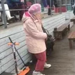 Бабушка танцующая на улице