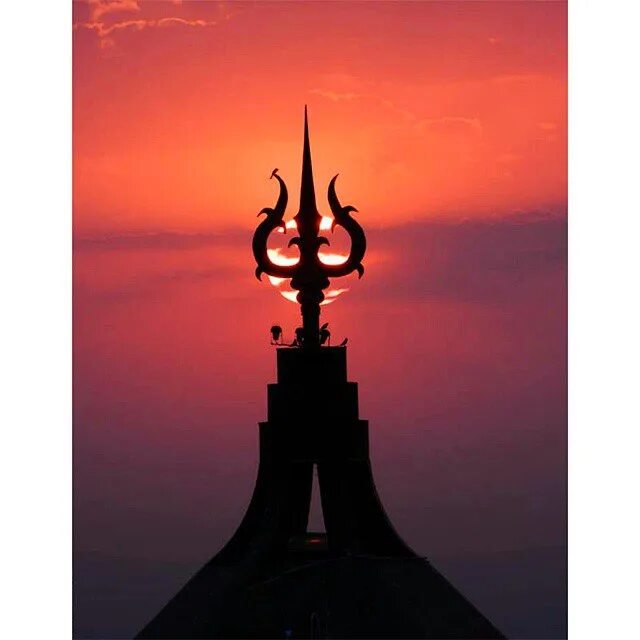 Тришула шивы. Трезубец шивы. Шива махадев трезубец. Тришула трезубец шивы. Махадев тришула.