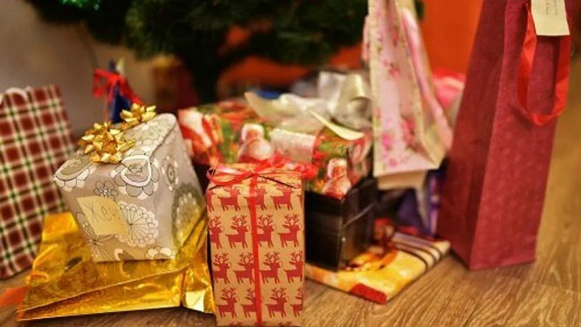 Тайна подарков (2021). Неизвестный подарок. Подарок секрет. Дед мороз фильм 2021. Секретный подарок.