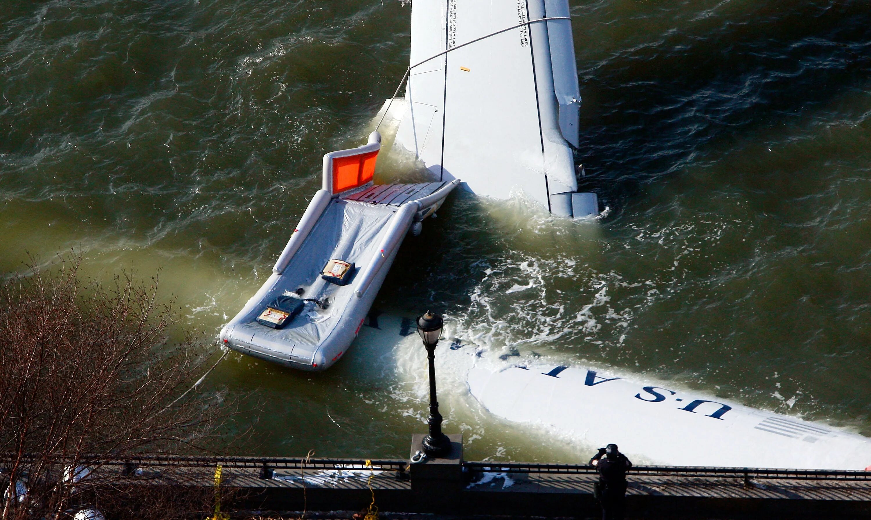 Hudson river plane crash. Чудо на Гудзоне 2022. Самолёт приземлился на воду Гудзон. Поднятие самолета с Гудзона.