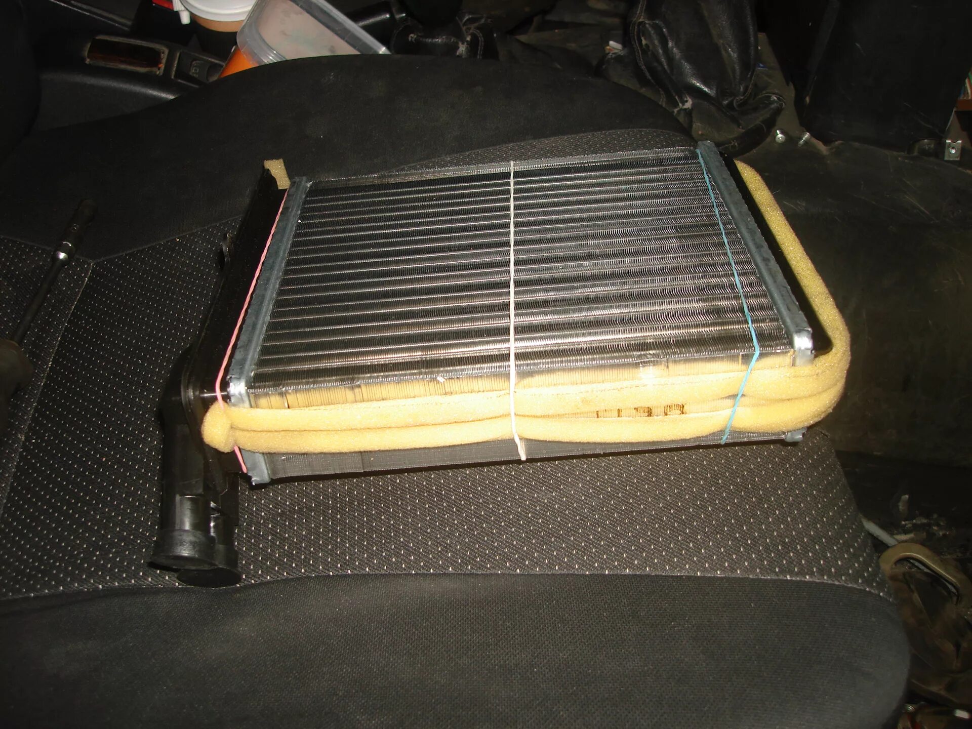 Поролон на радиатор печки ваз 2107. Радиатор печки калина 2009г. Уплотнитель трубок отопителя ваз-2101. Уплотнитель радиатора печки ваз 214. Уплотнитель радиатора отопителя ваз 2112.