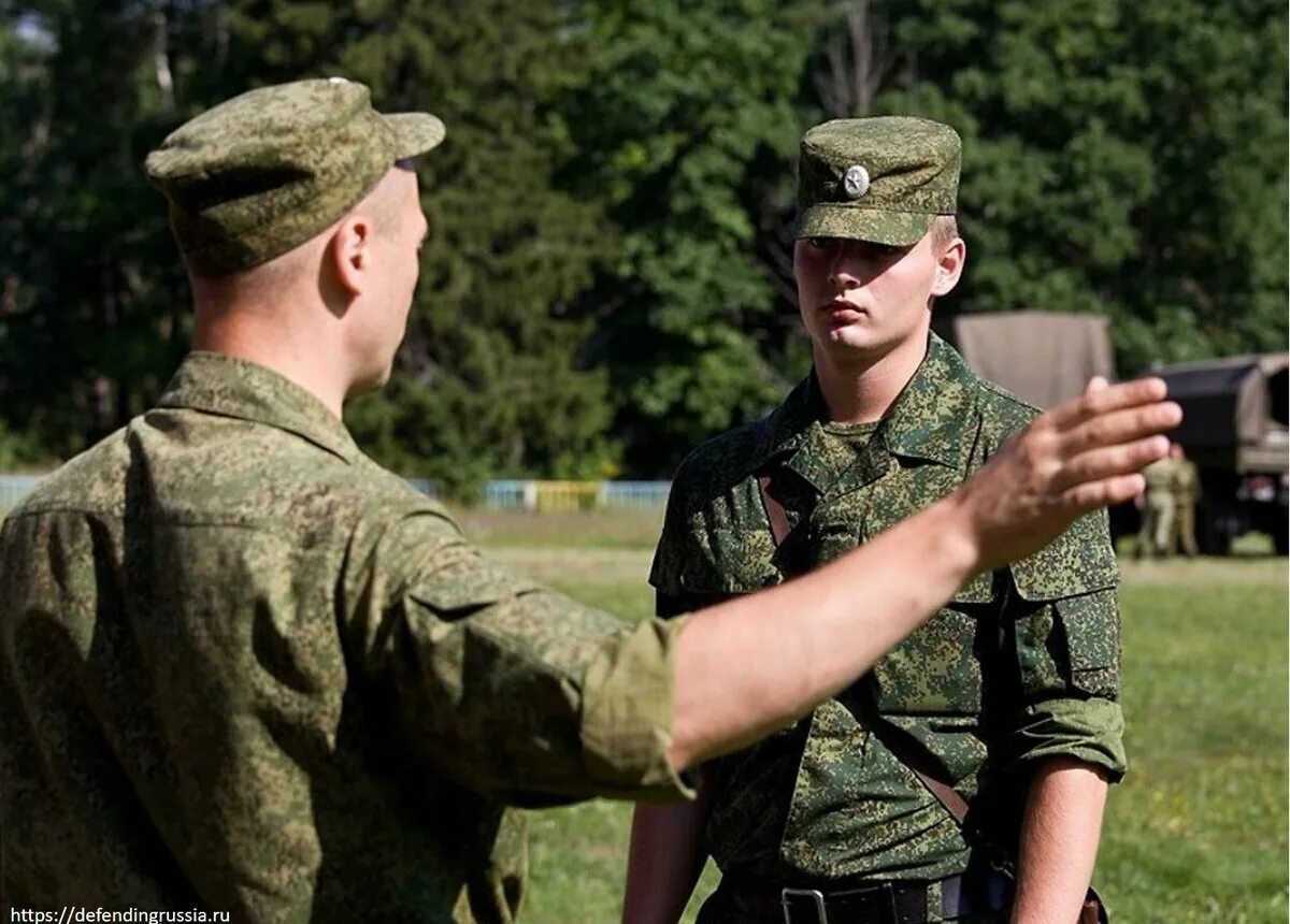 Офицер взвода. Командир и солдаты. Командир в армии. Командир и военнослужащие. Воспитание военнослужащих.