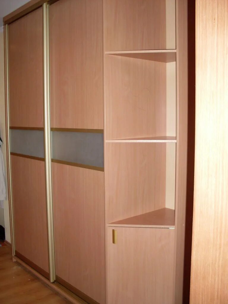 угловой шкаф купе. шкаф купе со скошенным углом. шкаф со скошенным углом в прихожую. шкаф со скошенным углом. шкаф-купе в прихожую с зеркалом.