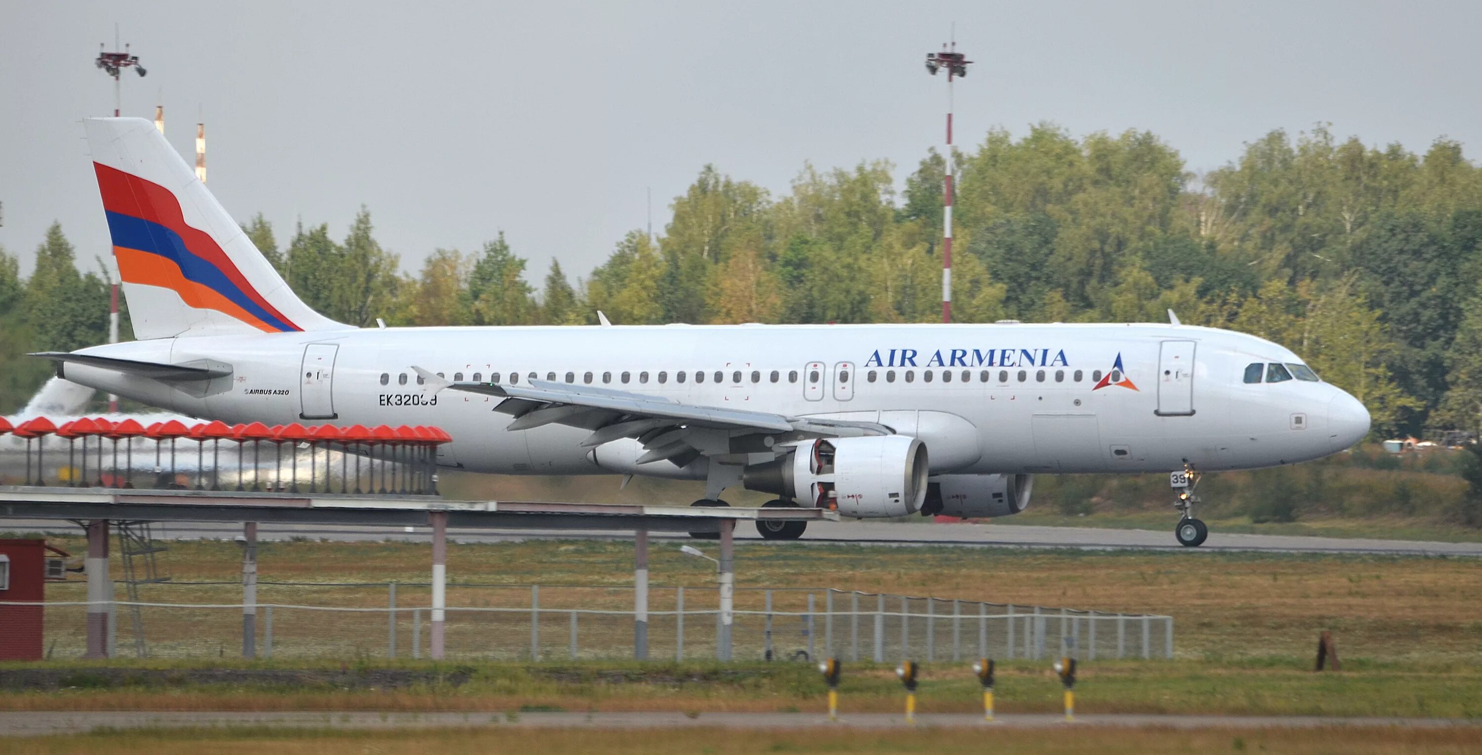 Ереван air. Air Armenia a320. Самолет Боинг 737 Armenia. Аэробус 737 Air Armenia. Аэробус а320 Армения.