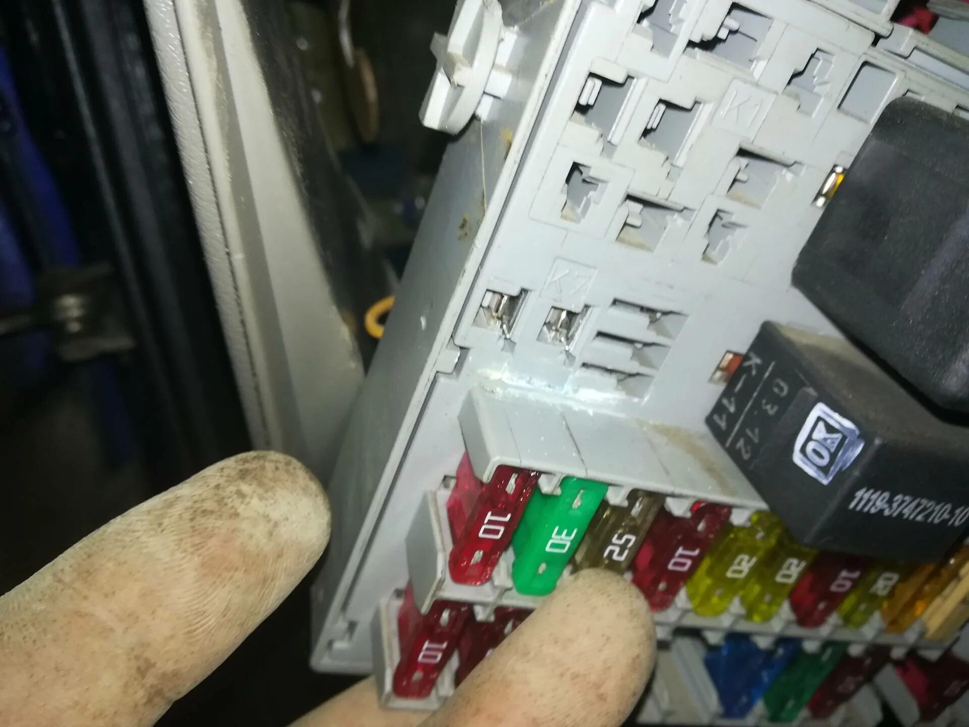 Не горит ближний гранта. Реле дальнего света калина 1. Габаритные огни гранта предохранитель 2017. Предохранитель левой фары ближнего света гранта. Ближний свет фар на гранте.