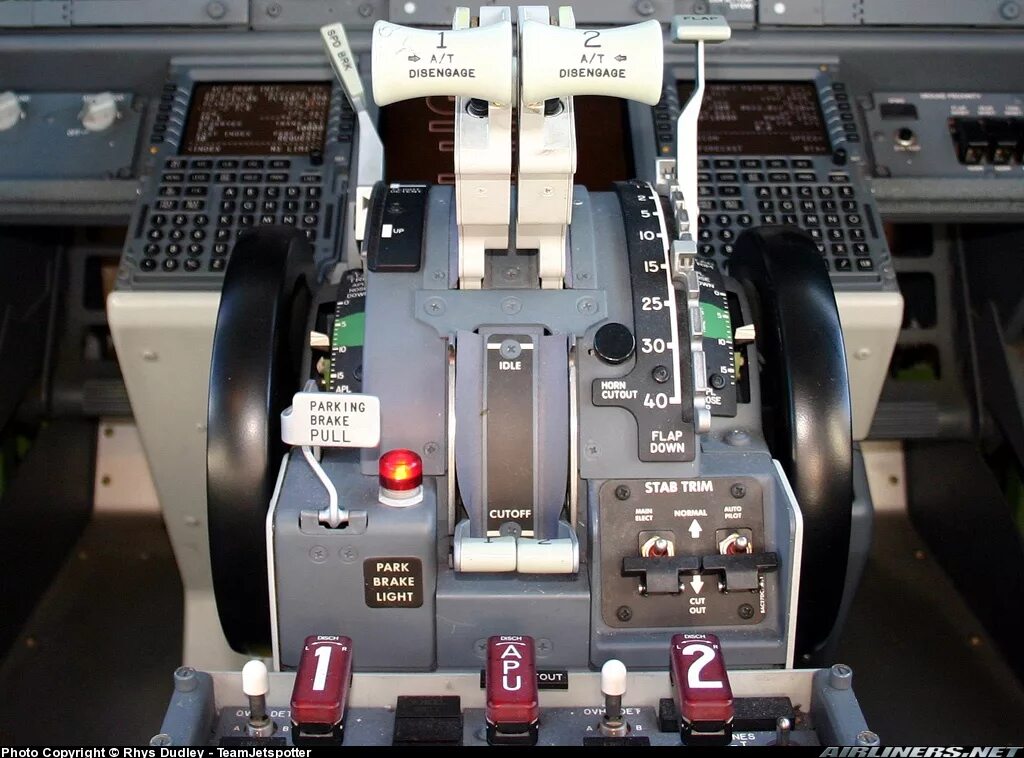 Куда встроен воздушный тормоз на израильском. Стояночный тормоз boeing 737. руд b737. flaps lever b-737. автомат тяги b737.