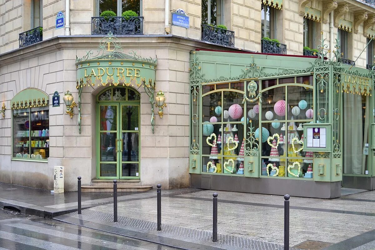 Кондитерская laduree в москве на никольской. Ладури париж. Laduree paris кондитерская. Laduree внутри. Бутик ladurée малая бронная улица, 27/14.