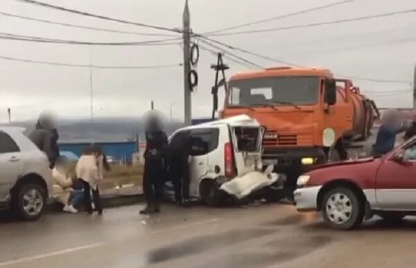 Попасть четверо. Авария на Улан-Удэ сегодня КАМАЗ. КАМАЗ Улан. Страшное ДТП С мотоциклом в Улан-Удэ.