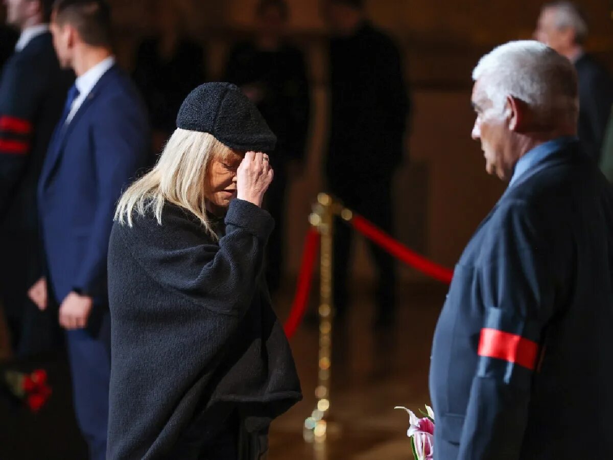 Пугачева простилась. Алла пугачёва на похоронах горбачева. пугачева на похоронах горьачквв. пугачева на похоронах горбачева. пугачёва на похоронах горбачёва.