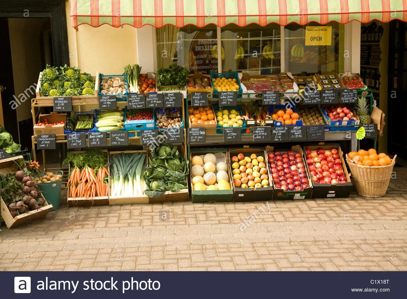 Greengrocer greengrocer s sell vegetables. Овощной магазин картинка для детей. Greengrocer greengrocer s sell vegetables. Продавец мультяшный. Greengrocer london.