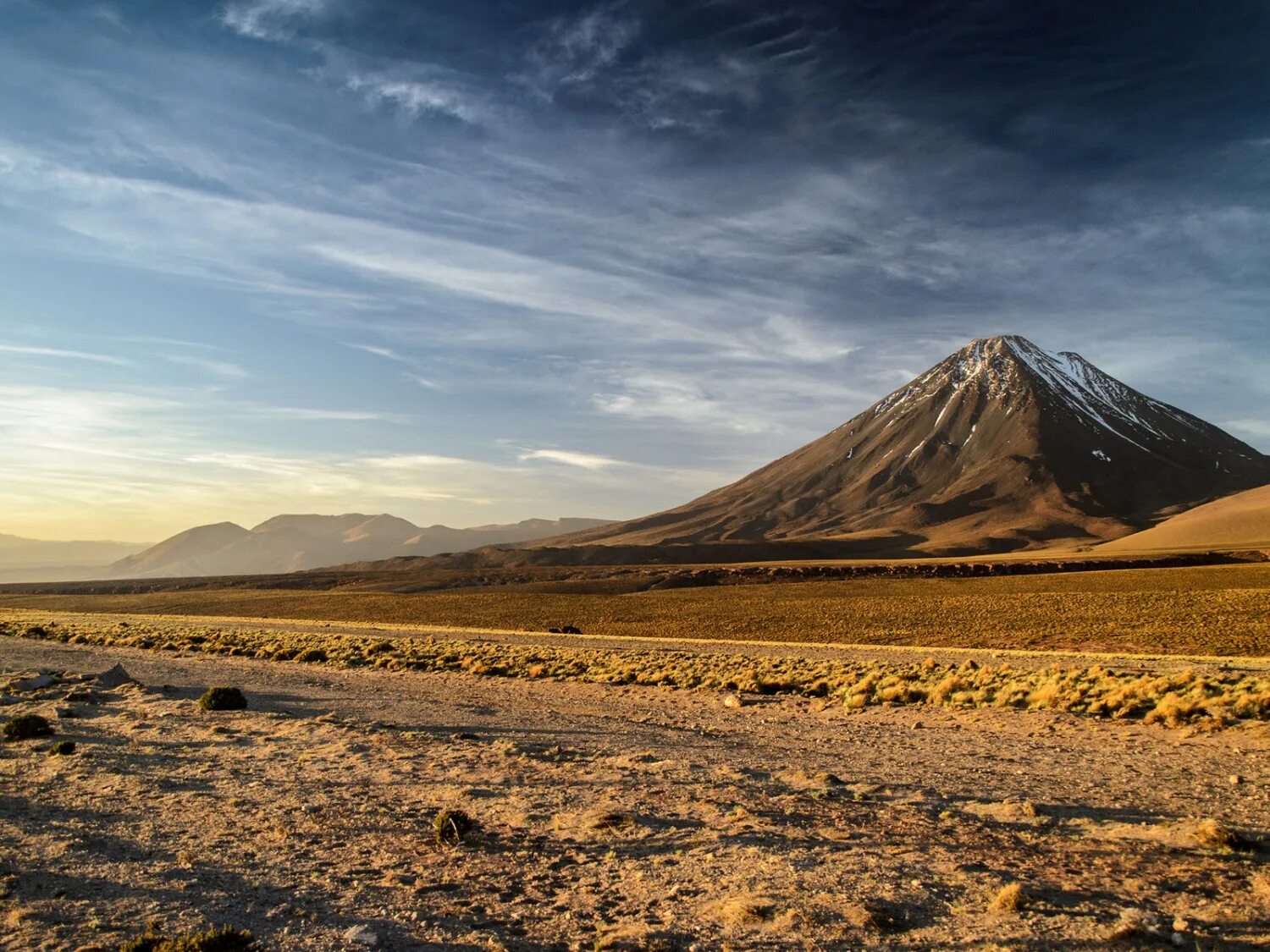 Горы в пустыне атакамы. Достопримечательности пустыни атакама. Атакама является самой. Атакама является самой. Береговая пустыня атакама.