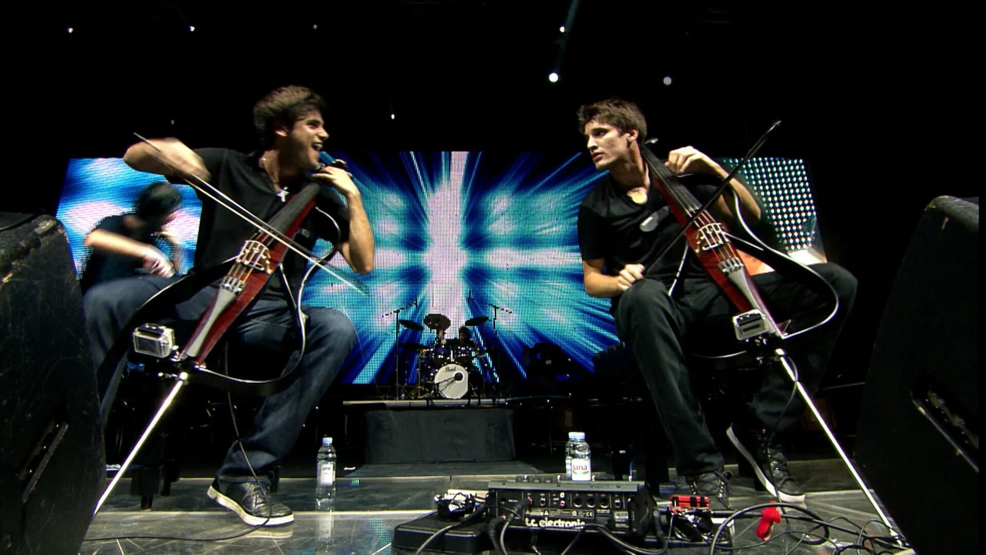 2cellos барабанщик. Classical Crossover исполнители. Классикал кроссовер. 2cellos тур. История современной музыки