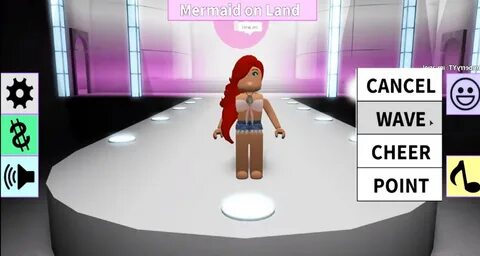 Катя играет в роблокс