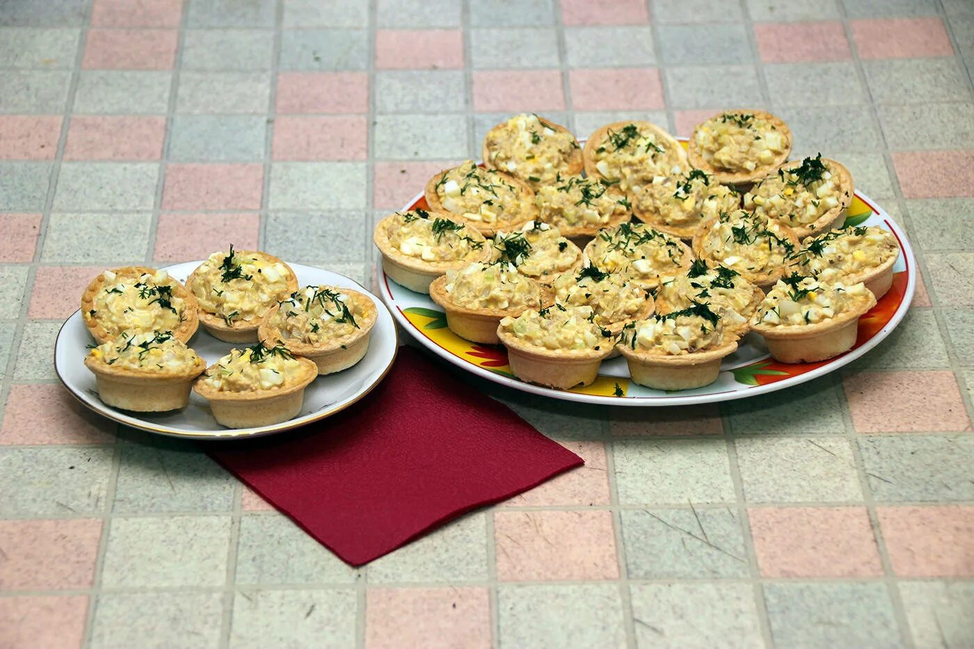 Тарталетки с тунцом консервированным. Тарталетки с тунцом и яйцом. Тарталетки с тунцом консервированным. Салат корзинка. Тарталетки с тунцом консервированным и яйцом.