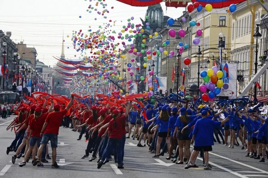праздники на дворцовой площади. будет ли праздник в санкт петербурге. будет ли праздник в санкт петербурге. питер алые паруса и фейерверки. будет ли праздник в санкт петербурге.