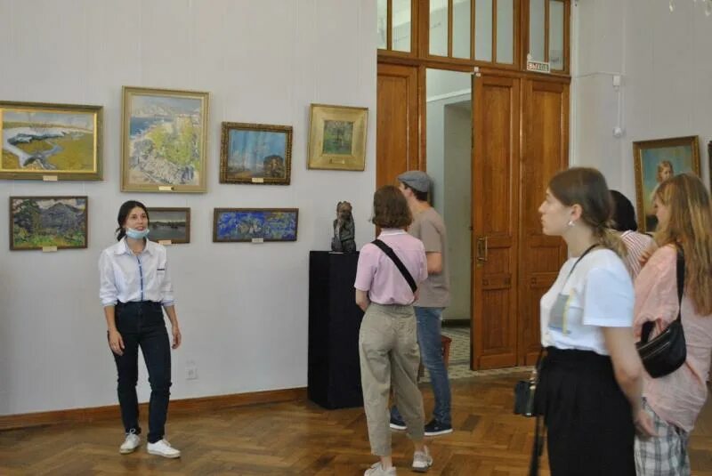 Картинная галерея график работы. Патриотическая пензенская картинная галерея ночью.