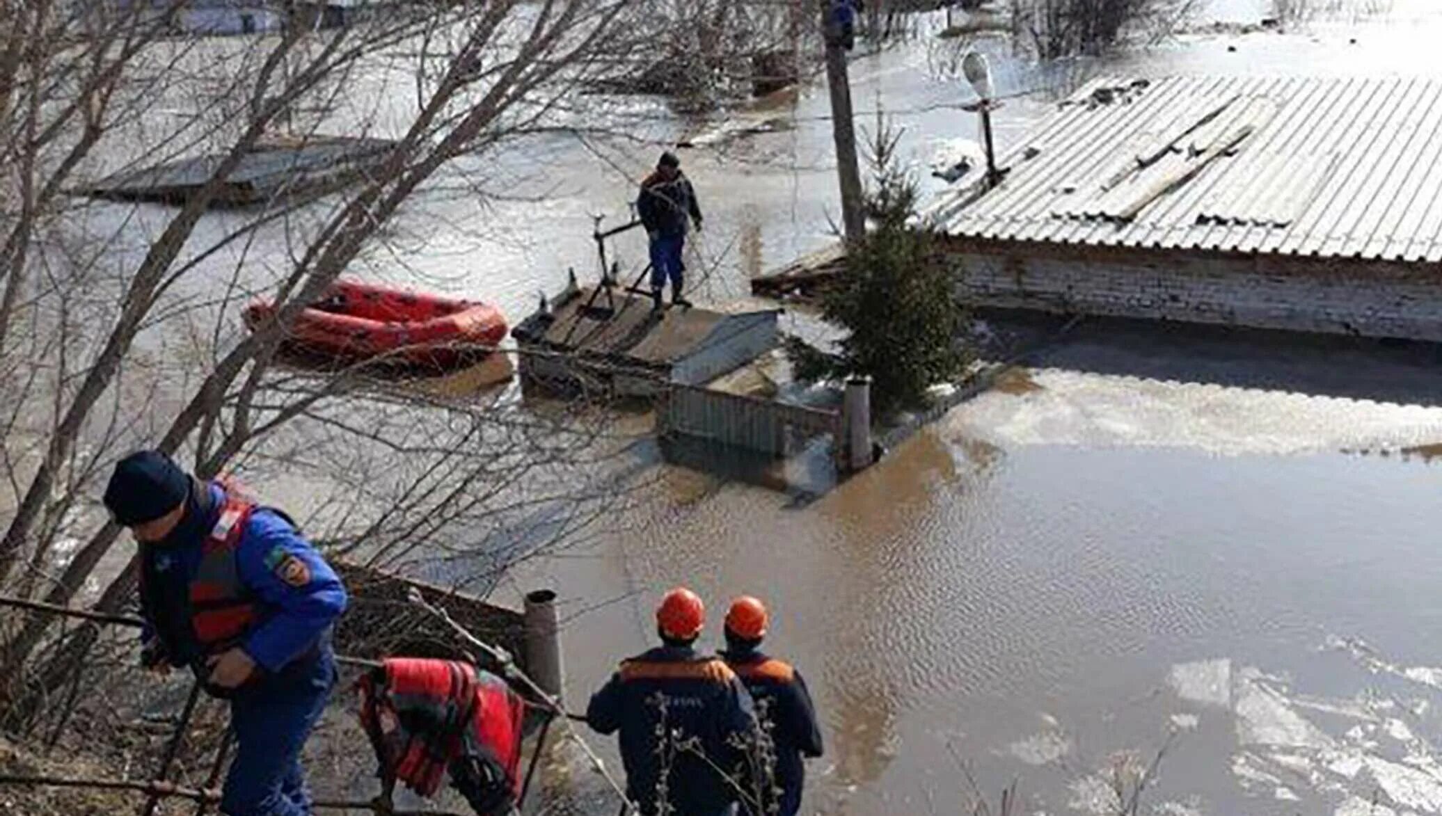 Наводнение спасатели. Наводнение в Зыряновске. Медицинская помощь наводнении,. Наводнение человек ждет спасателей.