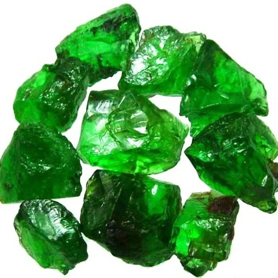 Изумруд хризолит малахит. Изумруд нефрит хризолит. Камень зеленый цаворит. Гранат цаворит камень.