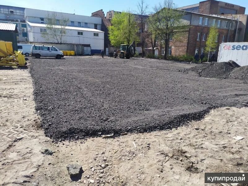 Укладка асфальтовой крошки в москве и московской. Асфальтная крошка. Укладка асфальта асфальтной крошки. Укладка асфальтной крошки. Укладка асфальтовой крошки.