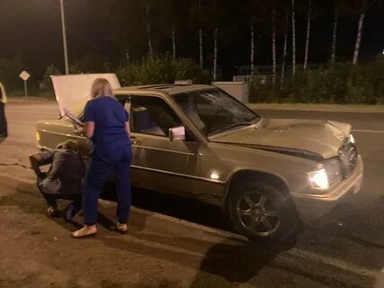 Мерседес сбивает