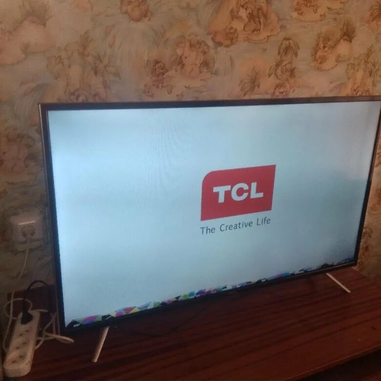 Телевизор TLC 43 дюйма. Телевизор TCL 43 дюйма. Телевизор ТСЛ 43 дюймов не запускается. TCL телевизоры фото в коробке со смарт ТВ 32 диагональ. Tcl телевизоры днс