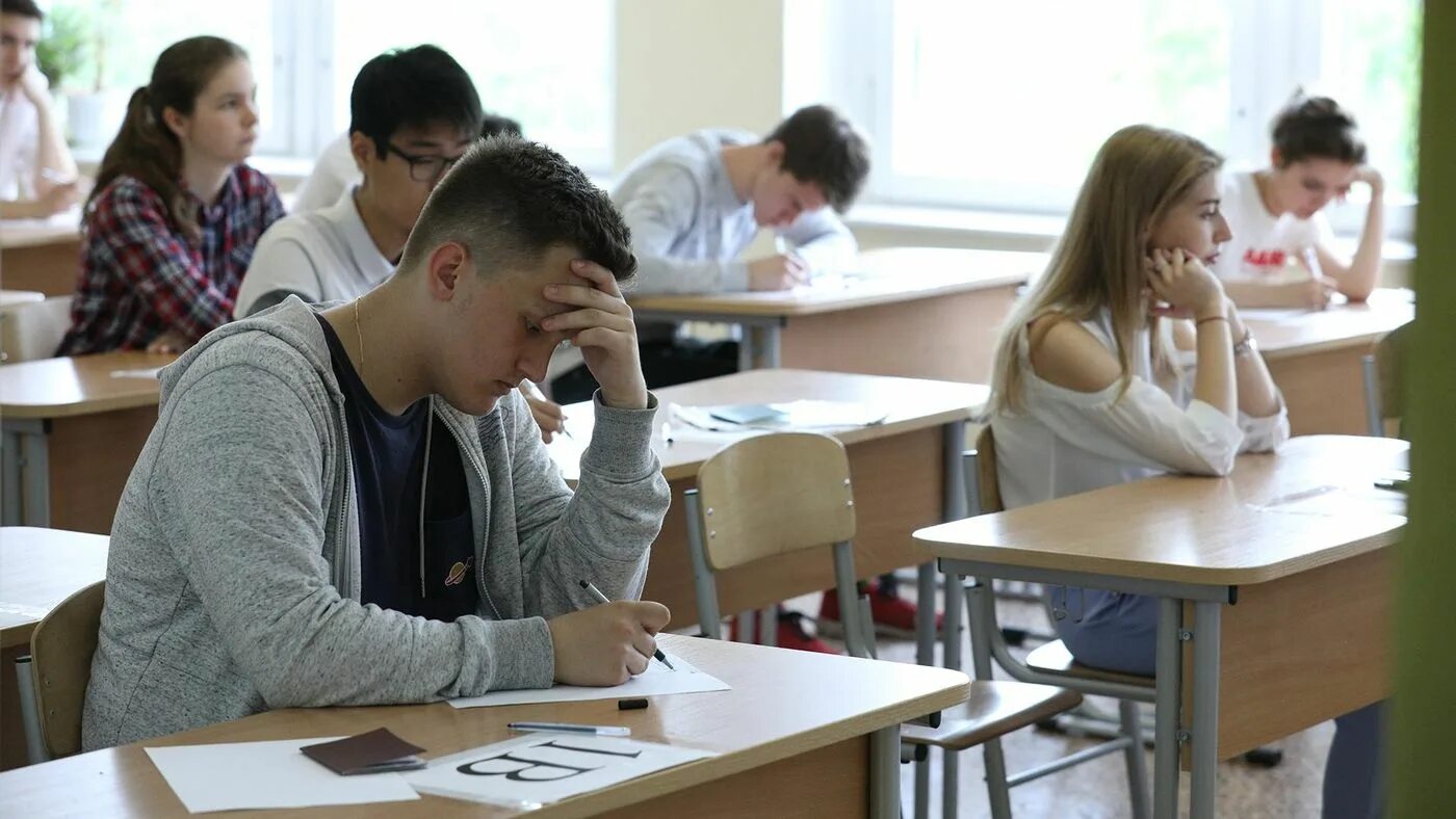 Старшеклассники за партой. Ученик на экзамене. Подросток на экзамене. Выпускной экзамен в школе. Сдают ли егэ в техникумах