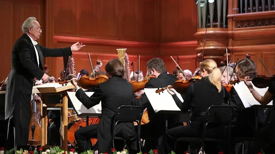 дирижёр титов. оркестр темирканова состав. юрий темирканов оркестр. дирижер санкт петербургского симфонического. максим алексеев дирижер.