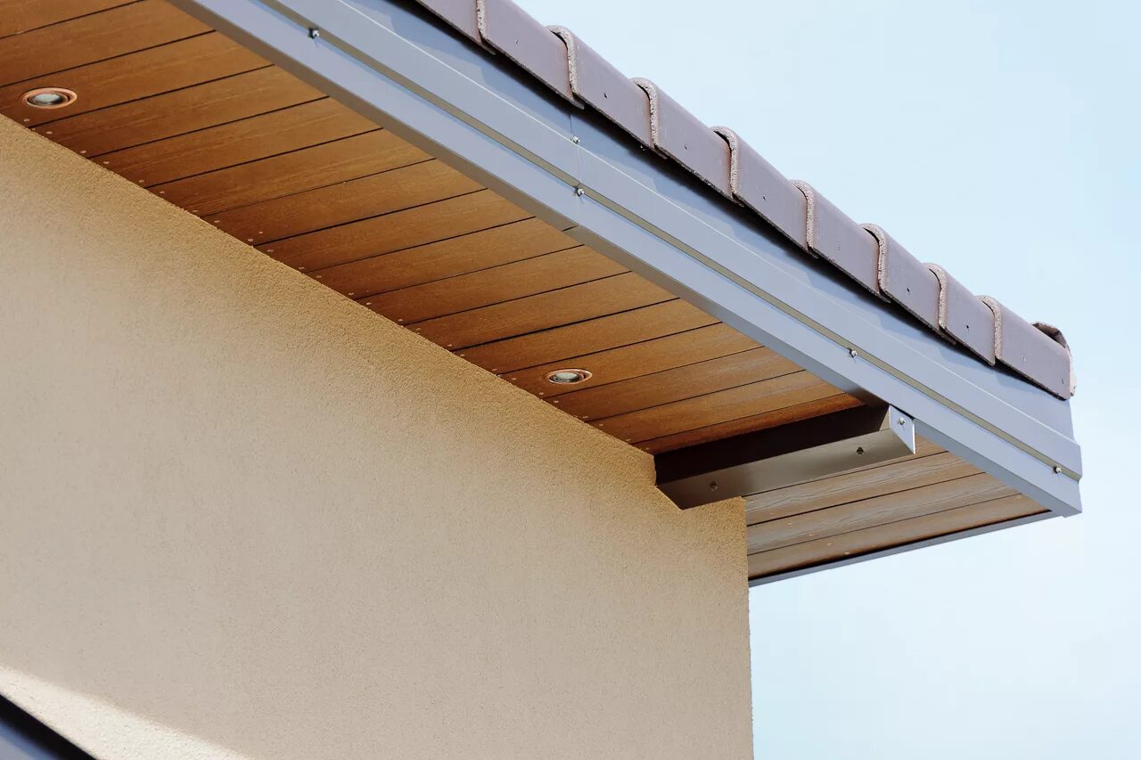 фиброцементный софит. подшивка карнизов софитами. софиты для подшивки кровли. J-фаска ( ветровая, карнизная планка металл. подшивка свесов кровли софитами.