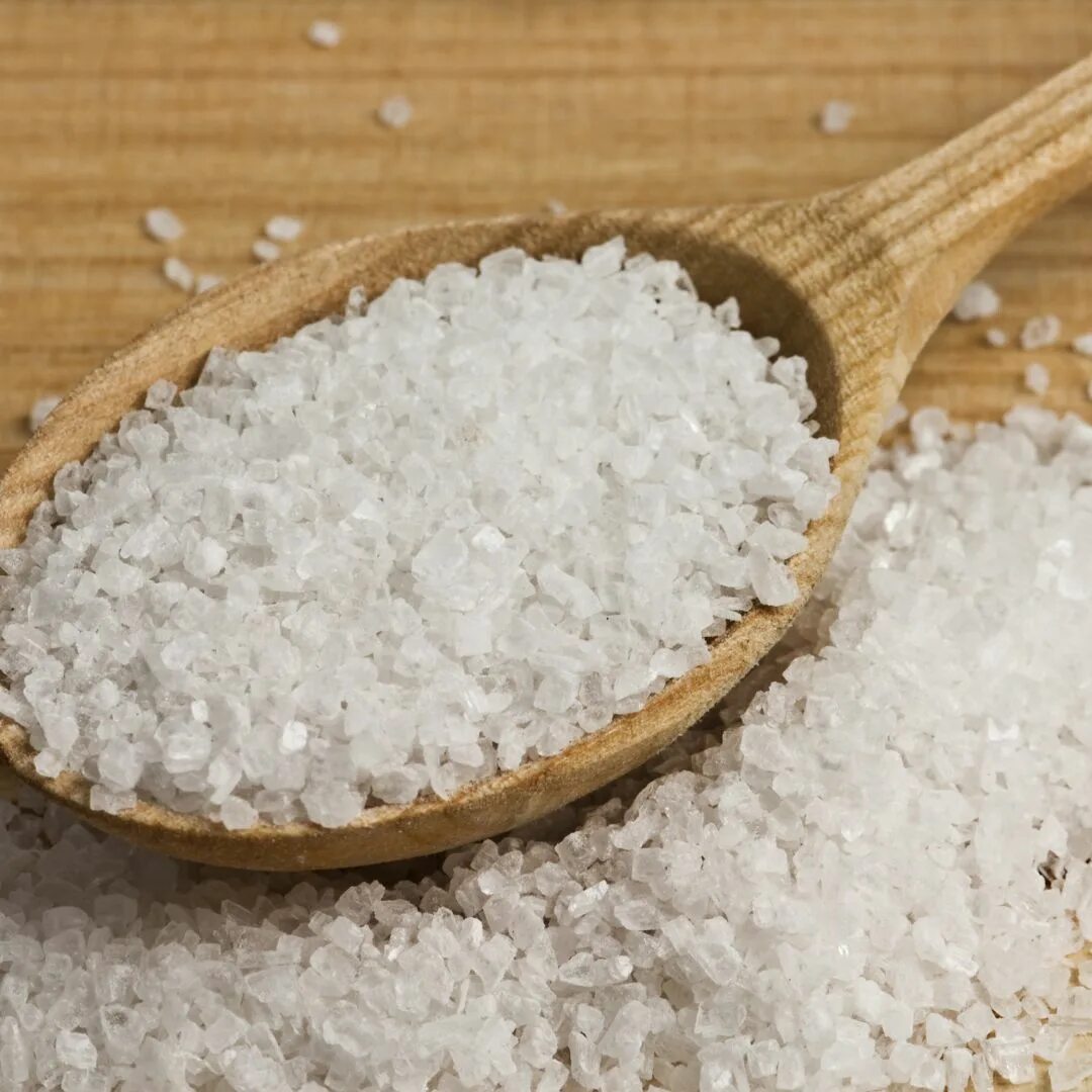 Соль в ладонях. Соль salt. Крупинки соли. Горсть соли на черном фоне. Соль в руках.